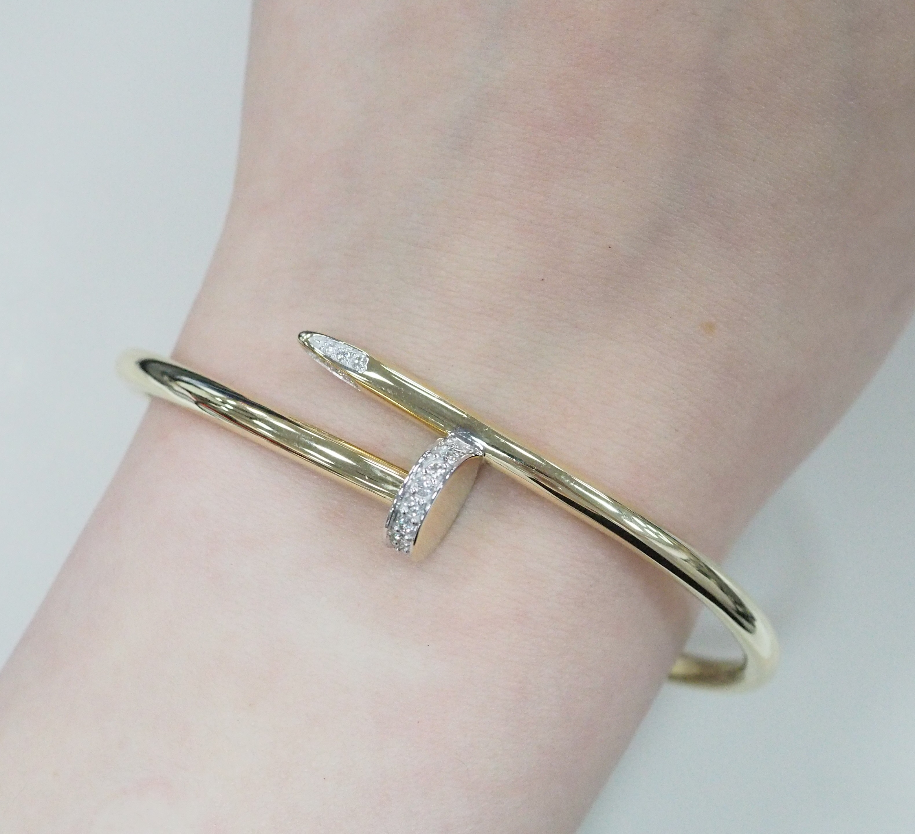 Жесткий браслет из желтого золота с бриллиантами "Гвоздь"